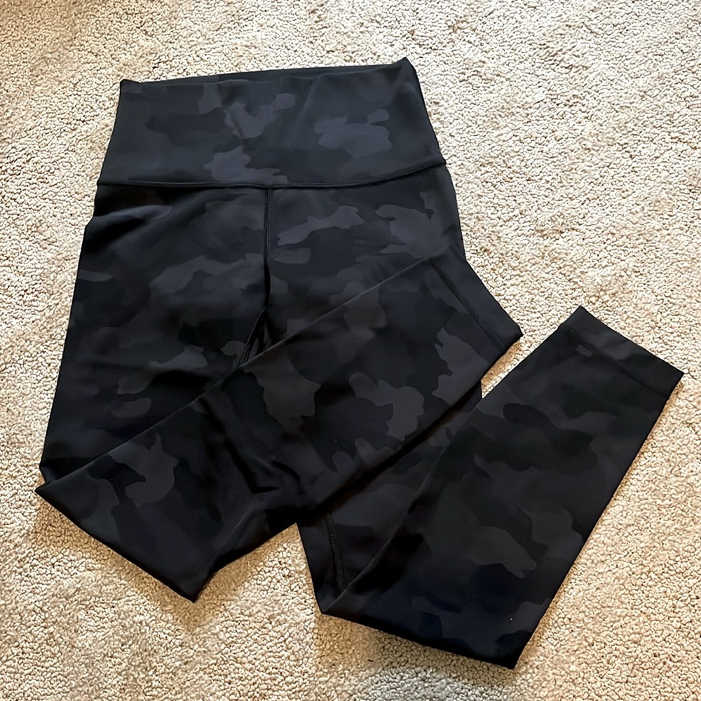 LuLuLemon size 4 black camo align legging